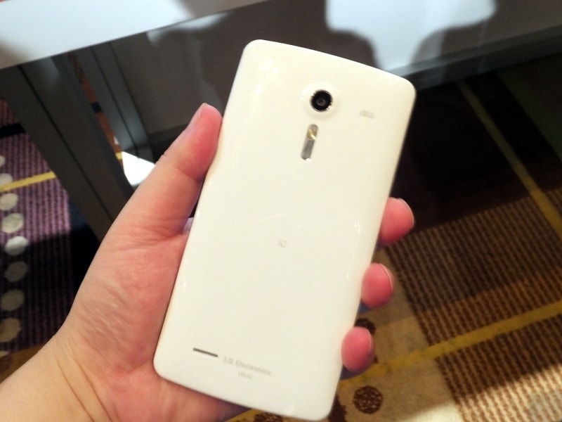 isai LGL22 undefined背面は通常仕様