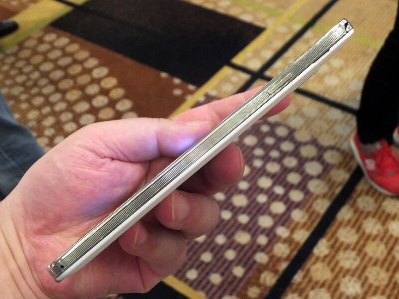 前機種より薄く軽くなった