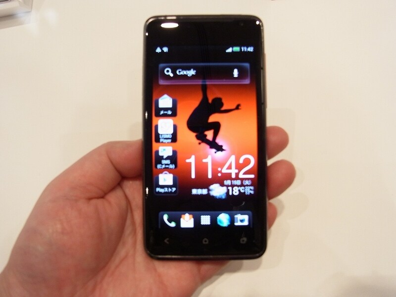 1万円相当のイヤホンまで同梱される&nbsp;HTC&nbsp;J&nbsp;ISW13HT