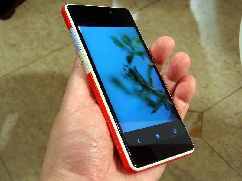 フレームがアンテナになっているINFOBARundefinedA02