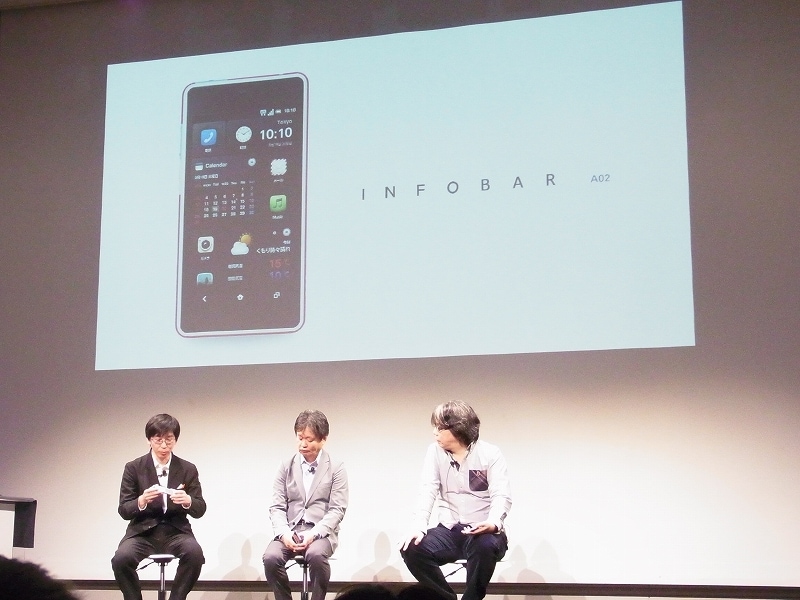 プロダクト企画本部プロダクト企画1部の砂原哲氏（左）、プロダクトデザイナー深澤直人氏（中央）とインターフェイスデザイナー中村勇吾氏（右）