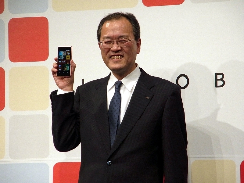 INFOBAR&nbsp;A02undefined1機種にしぼった田中社長