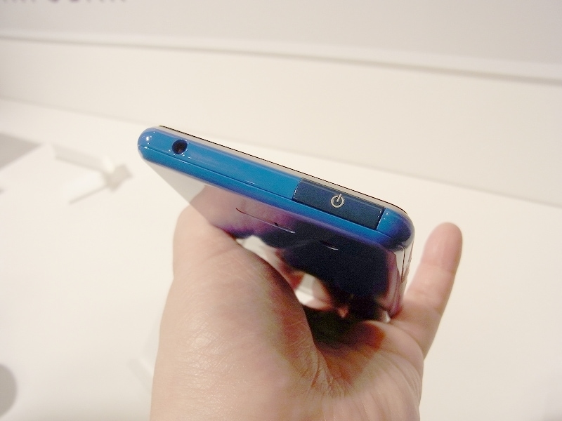 上面は電源キーを配置