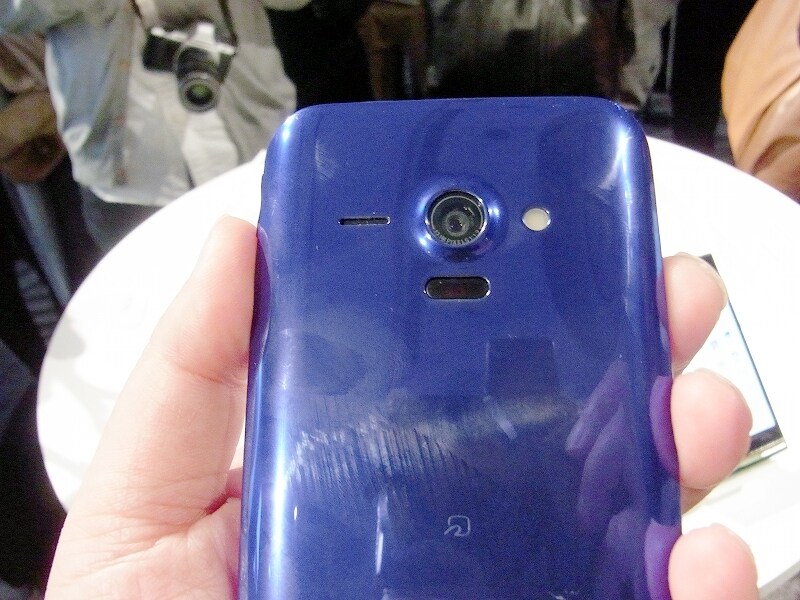 F1.9レンズ搭載で暗所に強いカメラ機能