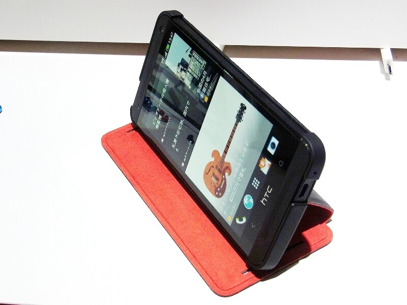 スタンドにもなるHard Shell Double Dip Flipケース