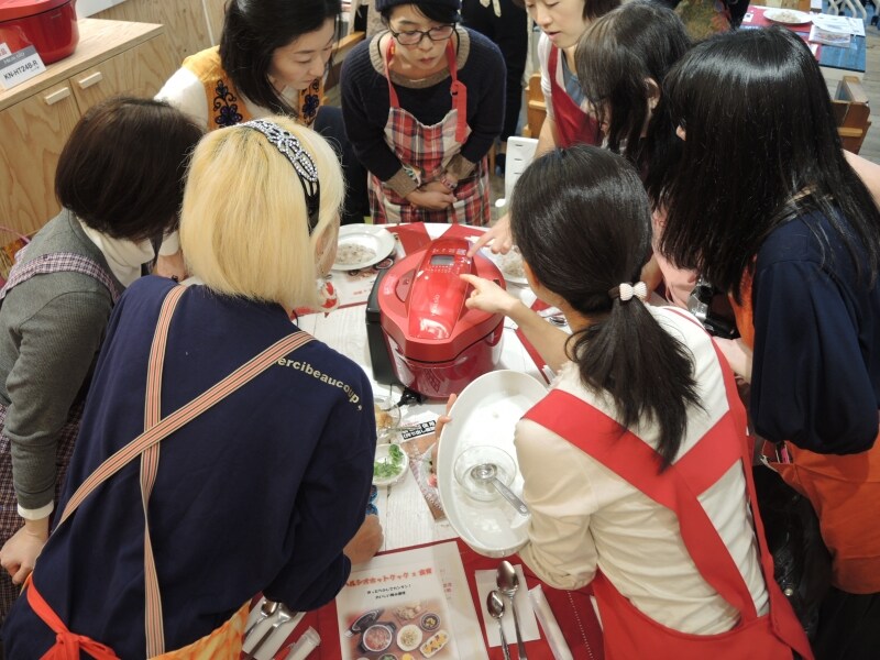 一部のメニューは参加者みずから、ホットクックを操作