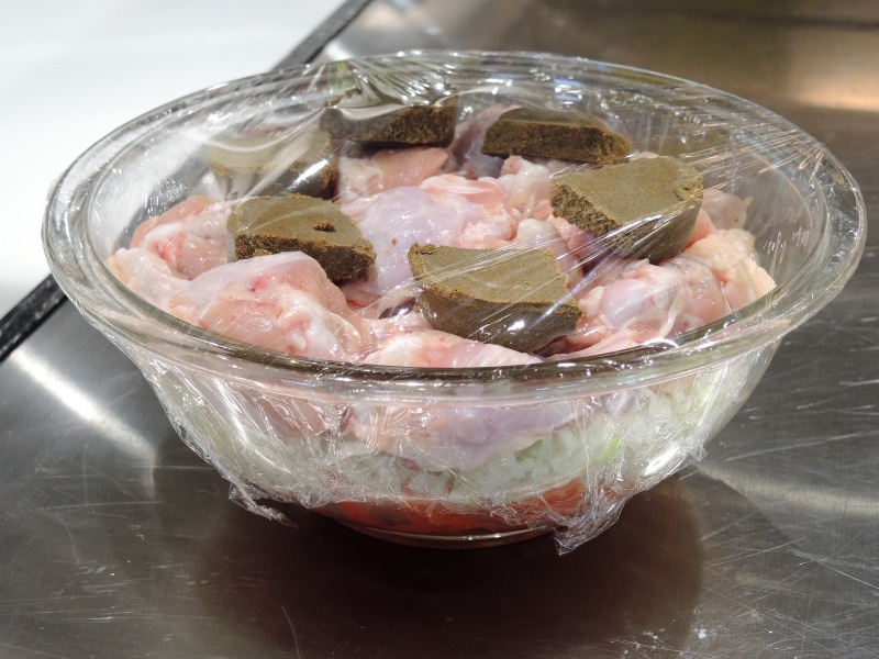 カレーは食材とルーを入れただけで、水はナシ。これをホットクックで調理すると……