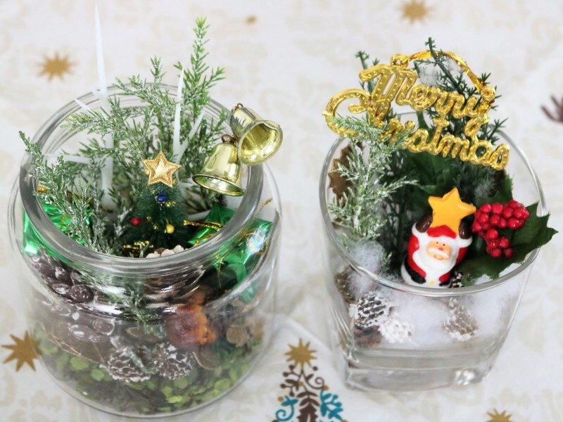 容器の底に土台を入れたら順番に造花や飾りを入れていきます。
