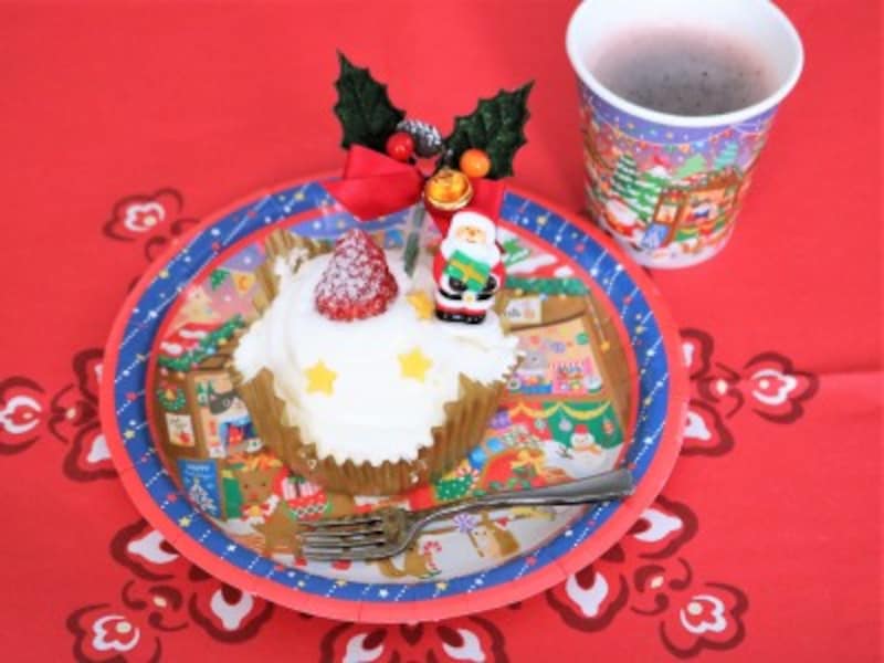 クリスマスデザインの紙皿なら定番スイーツもクリスマスケーキに見えますよ！