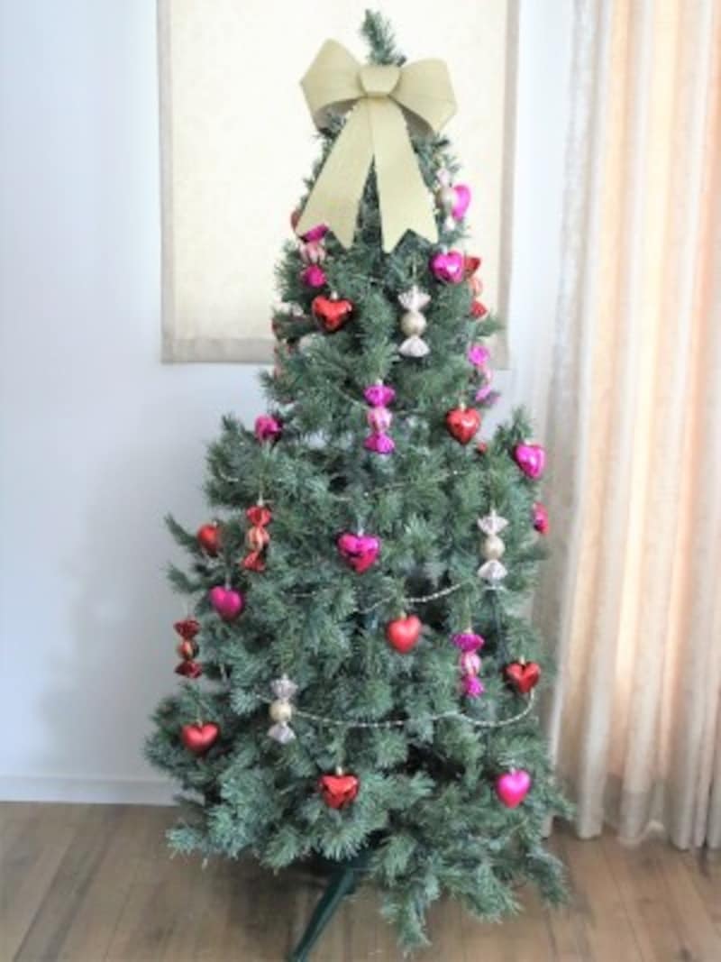 ダイソーのクリスマスオーナメントを飾った我が家のクリスマスツリー