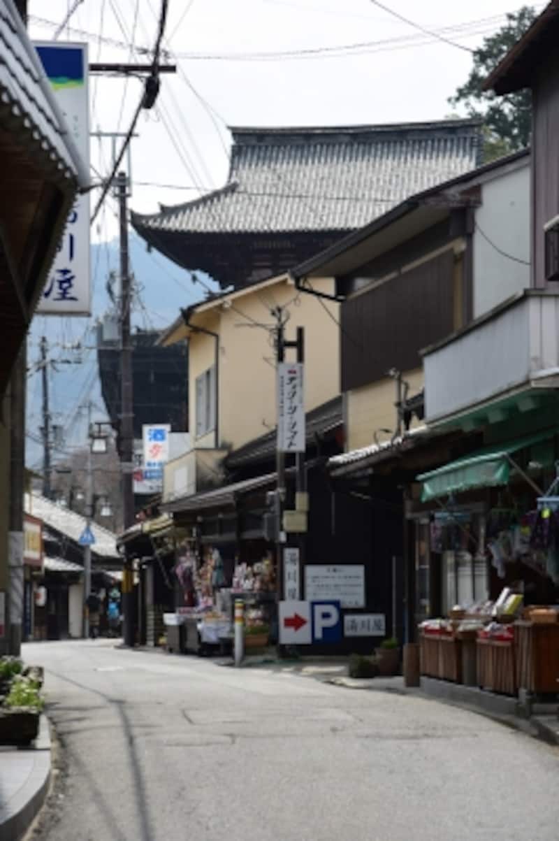 この細い道が、実は奈良県道15号線