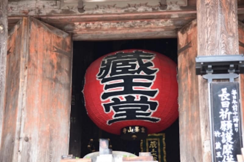 金峯山寺の本堂「蔵王堂」の大きな提灯