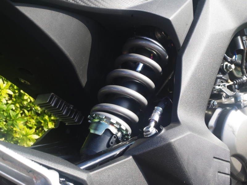 レイダウンされたリアショック