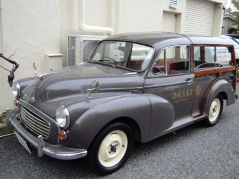 先代亡き後25年間保管していたのを、この度電気自動車に改造したという、チャーミングな配達車兼宣伝カー。