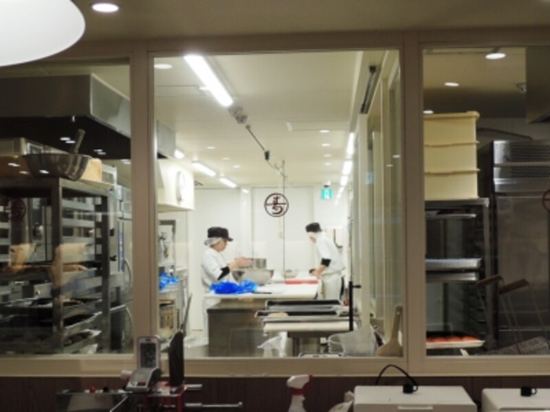 奥に広い厨房が見える