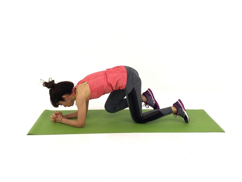 脚長効果◎エクサ3undefined右膝をお腹に引き寄せます。