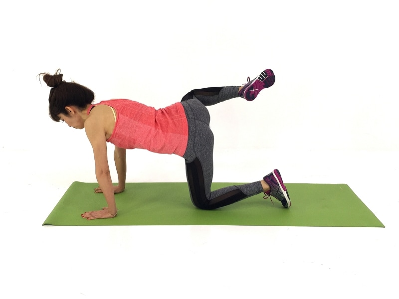 自慢したくなるヒップエクサ2undefined右膝を腰の高さまで真横に引き上げます。