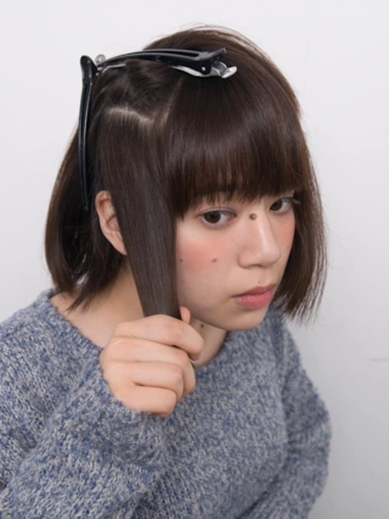 髪を真下に引き出す