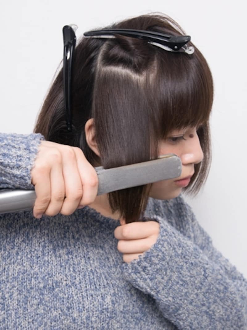 髪に対してアイロンで平行にはさむ