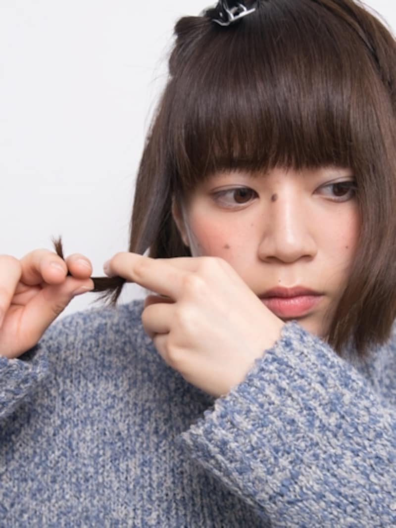 指で持ちながらアイロンの熱を冷ます