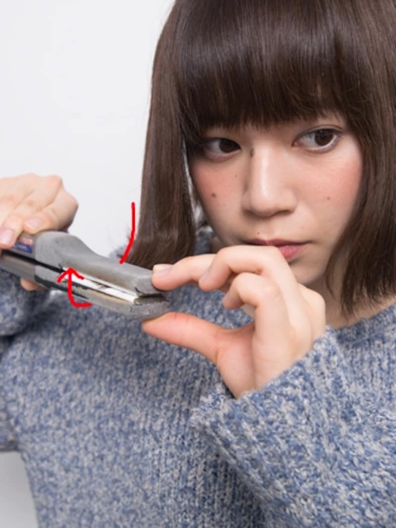 表側の毛束も一気に外ハネを作らないように注意