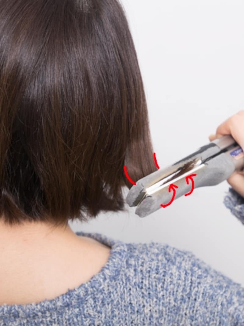 サイドの2段目と同様45度くらいに引き上げながら外ハネを作る