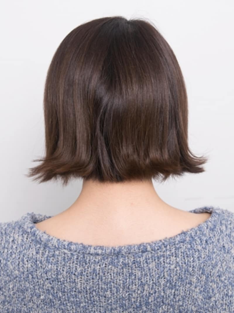 後ろ側もしっかり外ハネになるようにアイロンをあてる