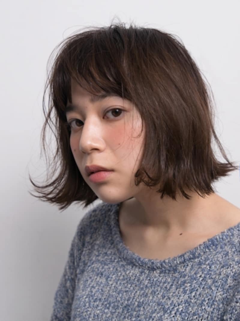 外ハネヘアも全体に動きをつけてこなれた印象に