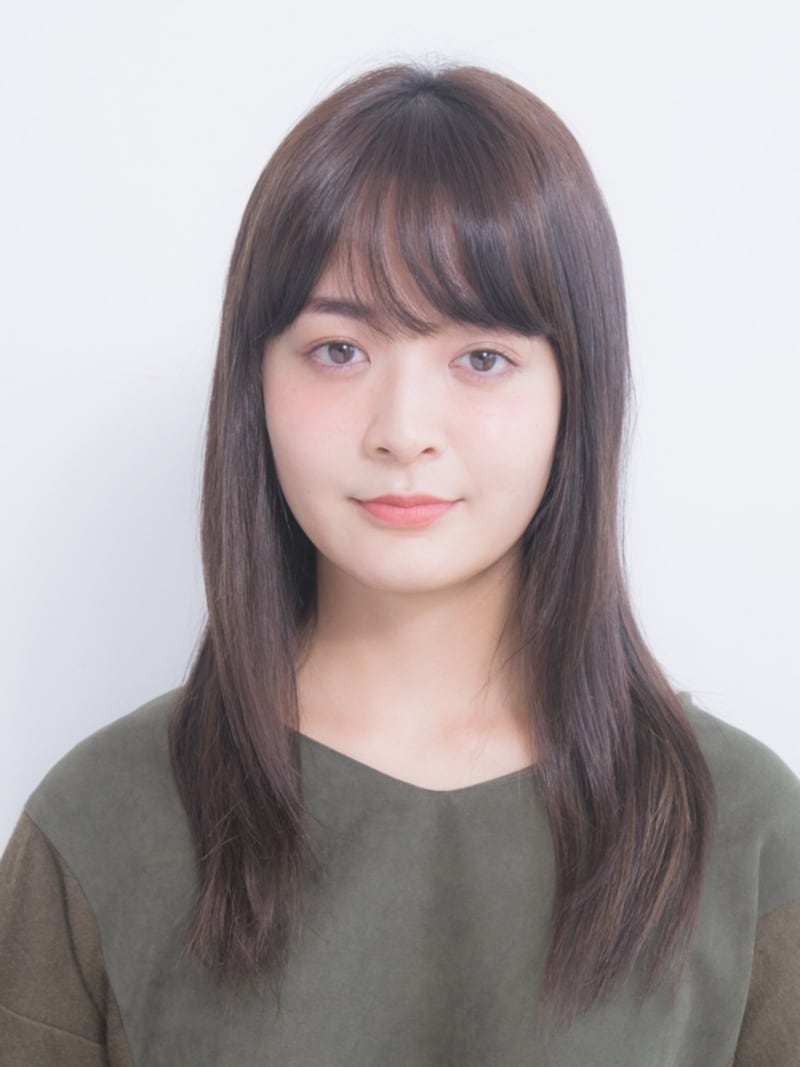 ゆるいクセのあるセミロングヘア