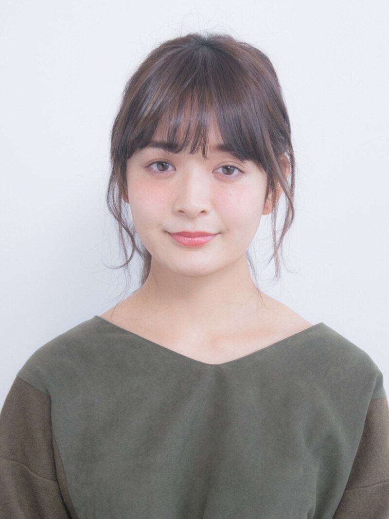 おくれ毛を巻いたひとつ結び