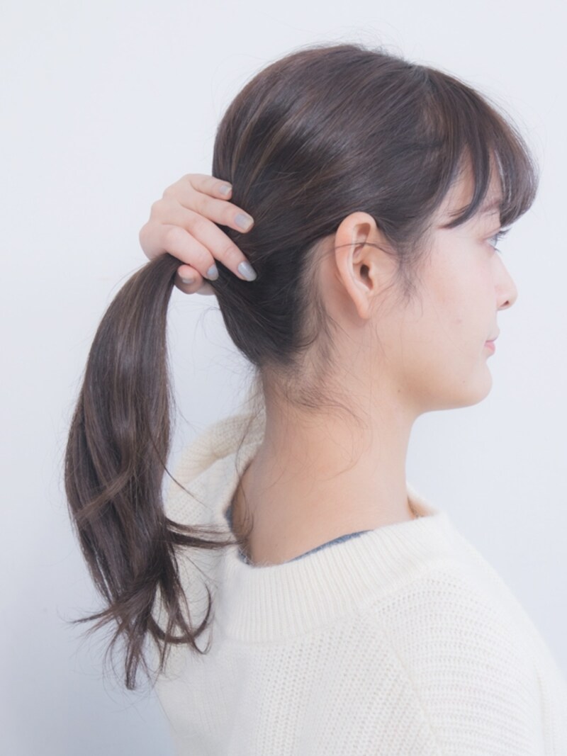 耳の高さで毛束をまとめます