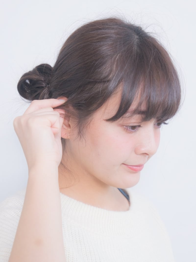 少しつまんで耳の上部にかぶせるイメージ