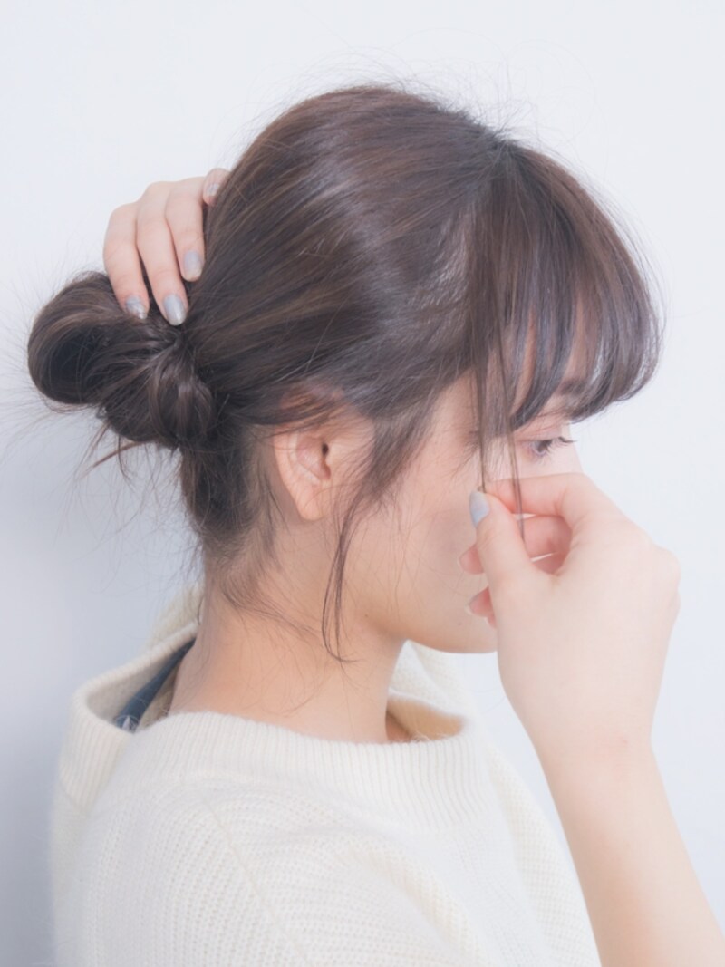 前髪の横と、もみあげの2箇所を後れ毛に