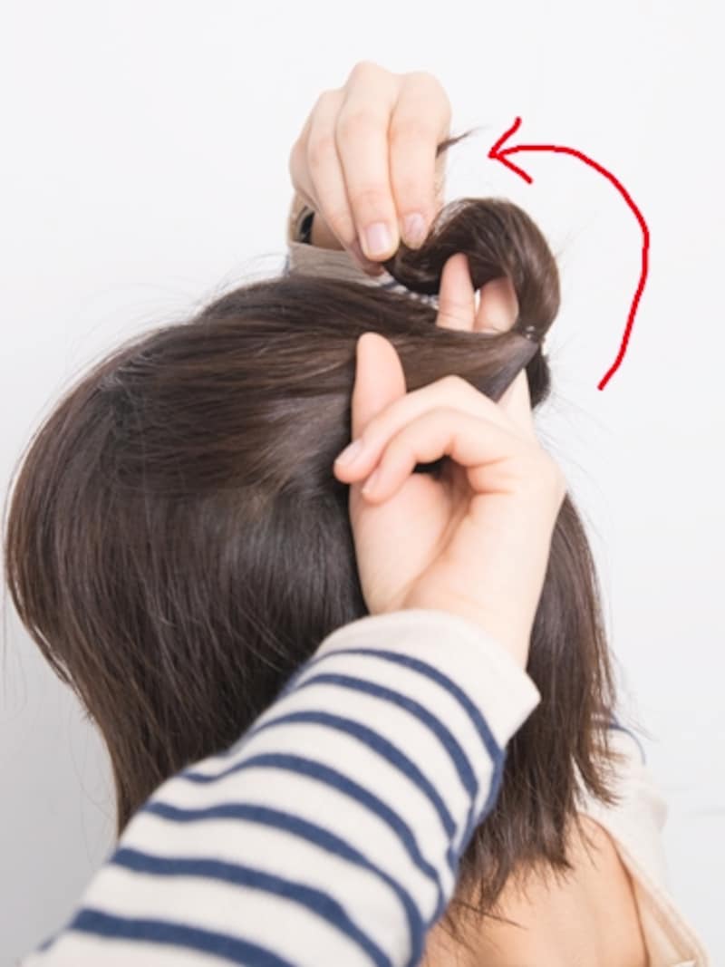 指でしっかりと挟みながら毛先を入れる