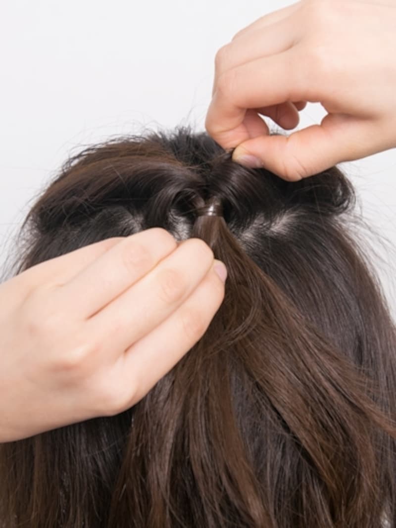 ゴムの下の毛を抑えながら引き出す