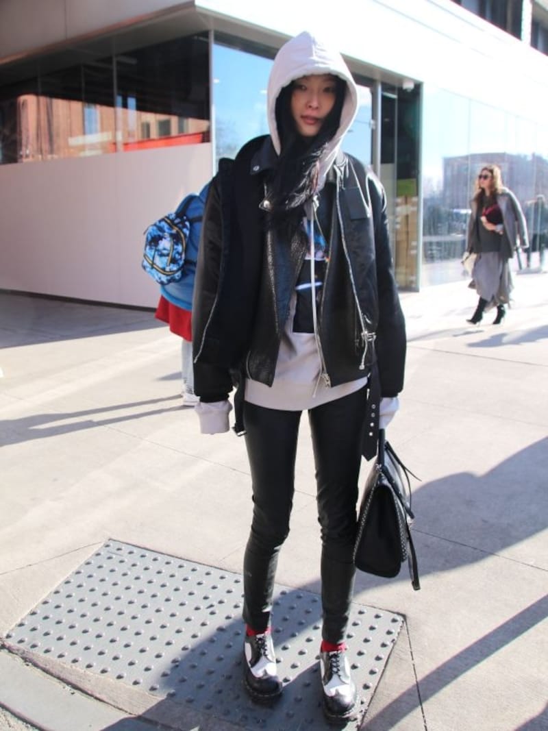 オーバーサイズ同士の場合、ボトムスはシャープに