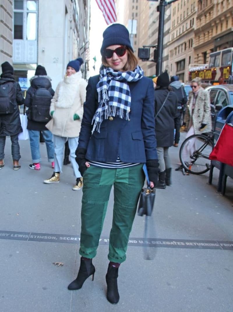 ジャケットの袖口からたっぷりはみ出させて