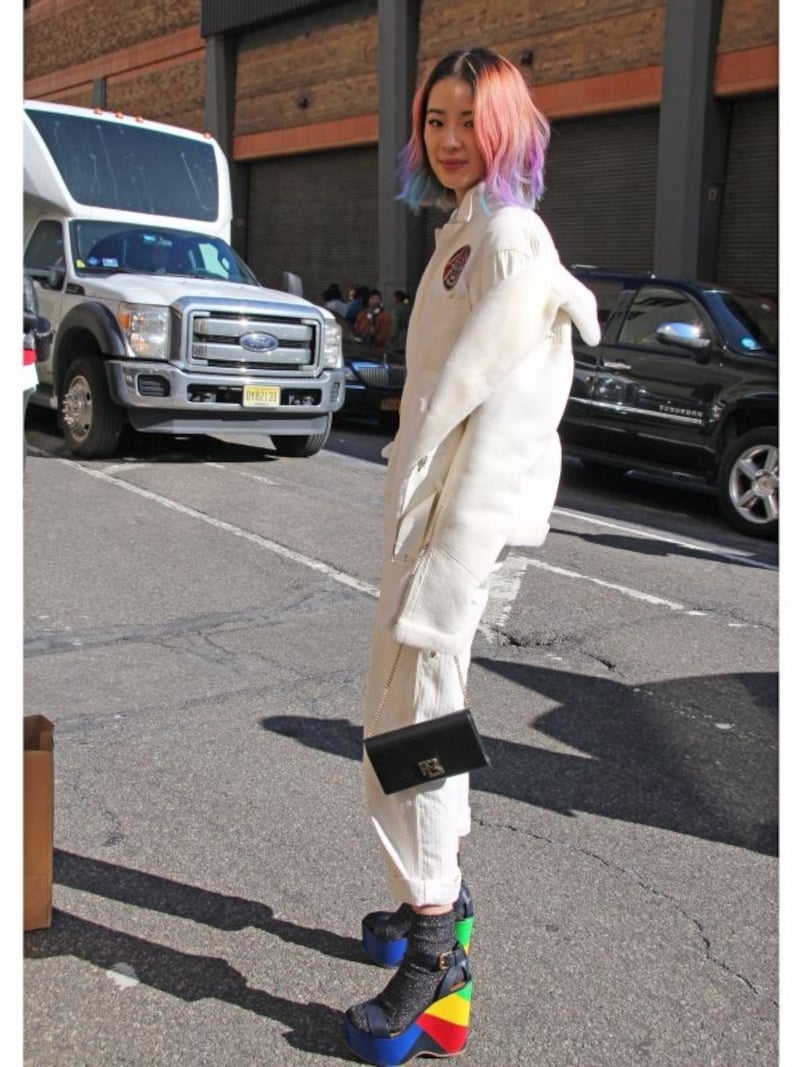 アウターを背中側へずらして着れば「ぶら袖」に変身undefined