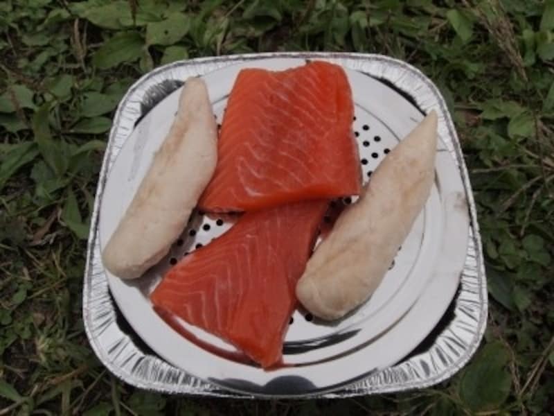 アルミ容器の上に蒸し器、さらに食材をセットして蓋をする