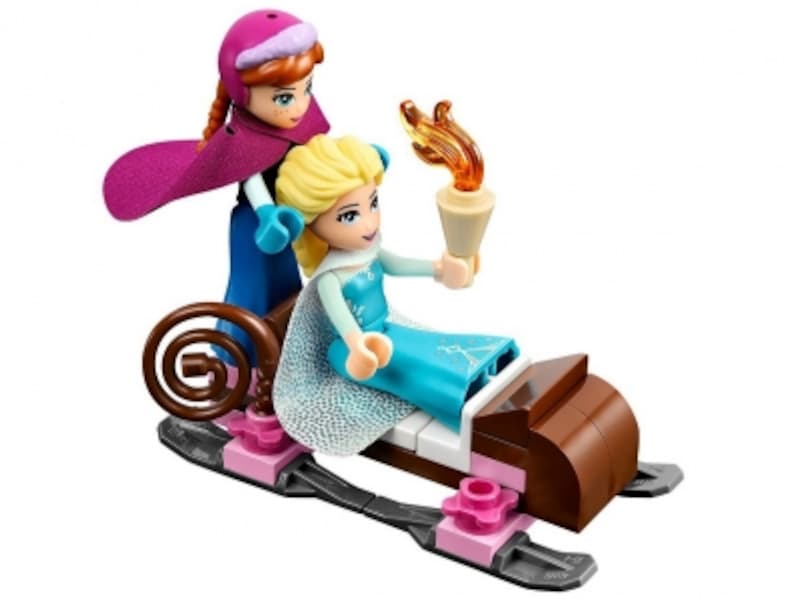 エルサとアナをそりに乗せることも!