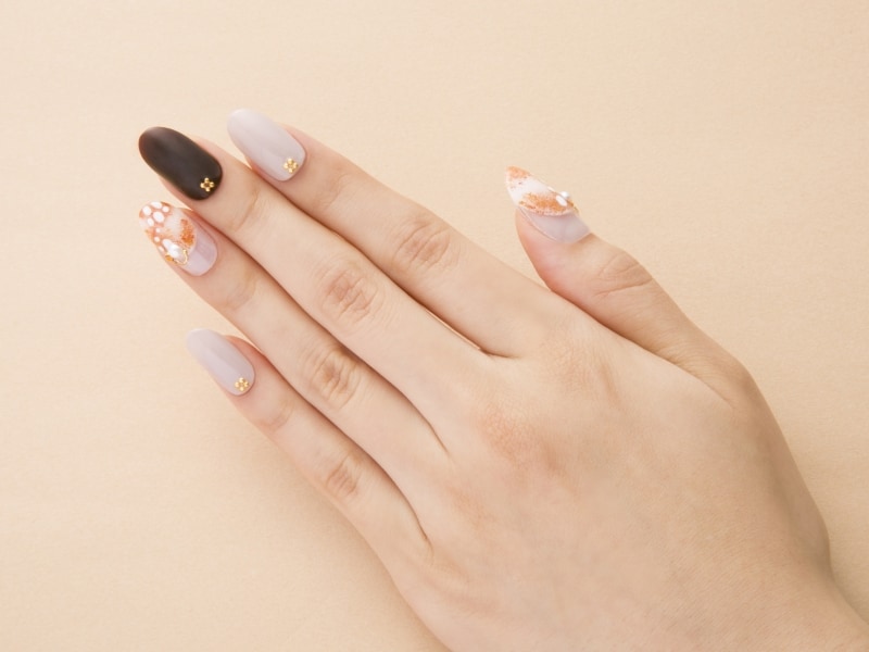 人気のグレージュとの相性も抜群でおしゃれ感◎