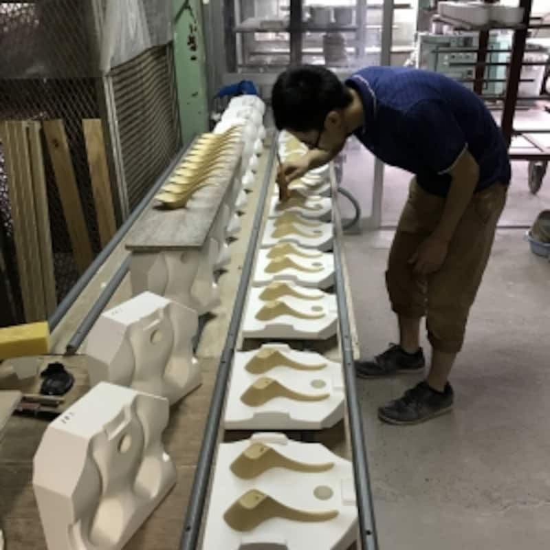 鋳込みを行なった後、流し込んだ細い穴を埋める緻密な作業。