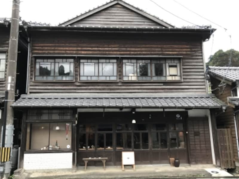 有田のメインストリート沿いに店がある。