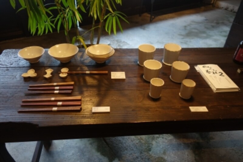 最初に作ったという飯碗（左上）と、そのとき一緒に作った面取りの器。