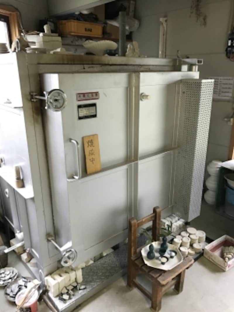 店の奥に工房がある。窯は三日に一度は焚いている。