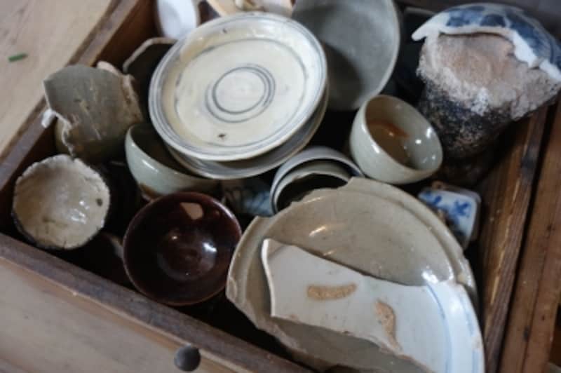 山本さんが譲り受けたり、工房の庭から出て来た陶片。これを見て素材や形を研究する。