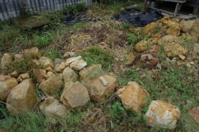 庭には原料となる石もごろごろ。これも山本さんが昔の人の気持ちに添ってあちこちで探してきたもの。石を細かく砕くところから作業が始まる。