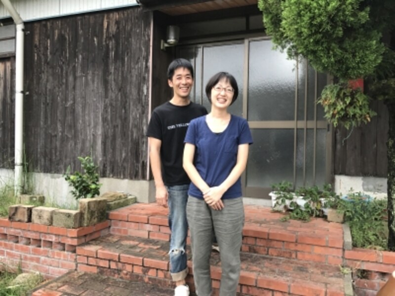 山本亮平さんと奥様のゆきさん。二人三脚での作業。