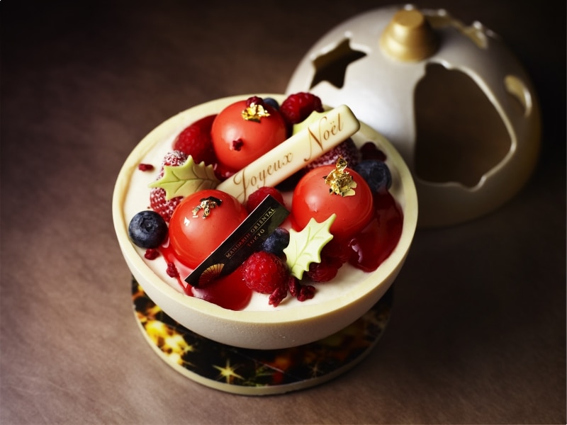 ホワイトチョコレートのオーナメントの中には、さらに可愛いオーナメントが!