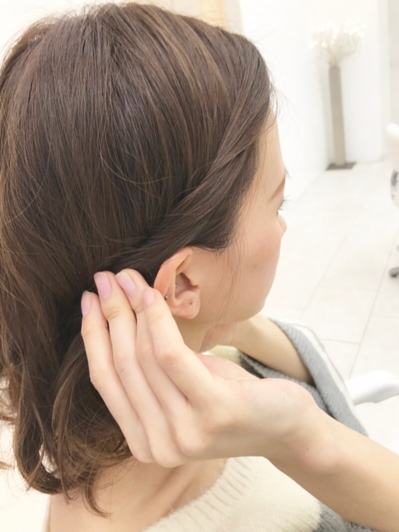 右サイドの髪を耳後ろまでねじる